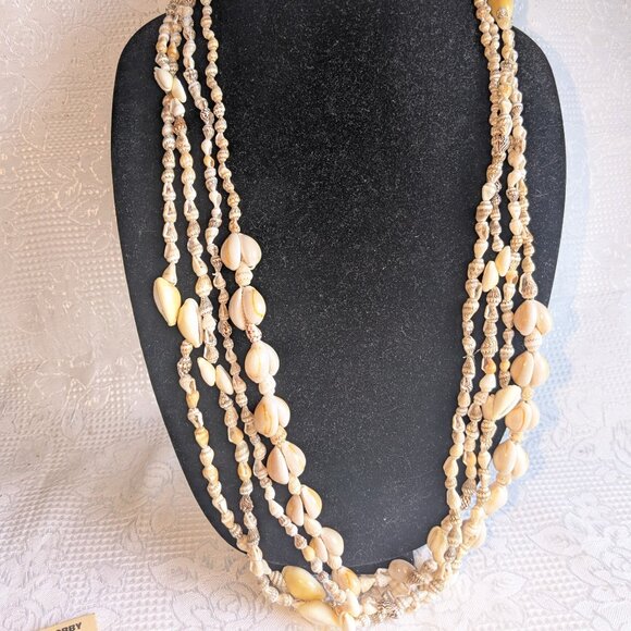 4 Shell Necklaces and 9 Craft Shell Bundles - Picture 3 of 10